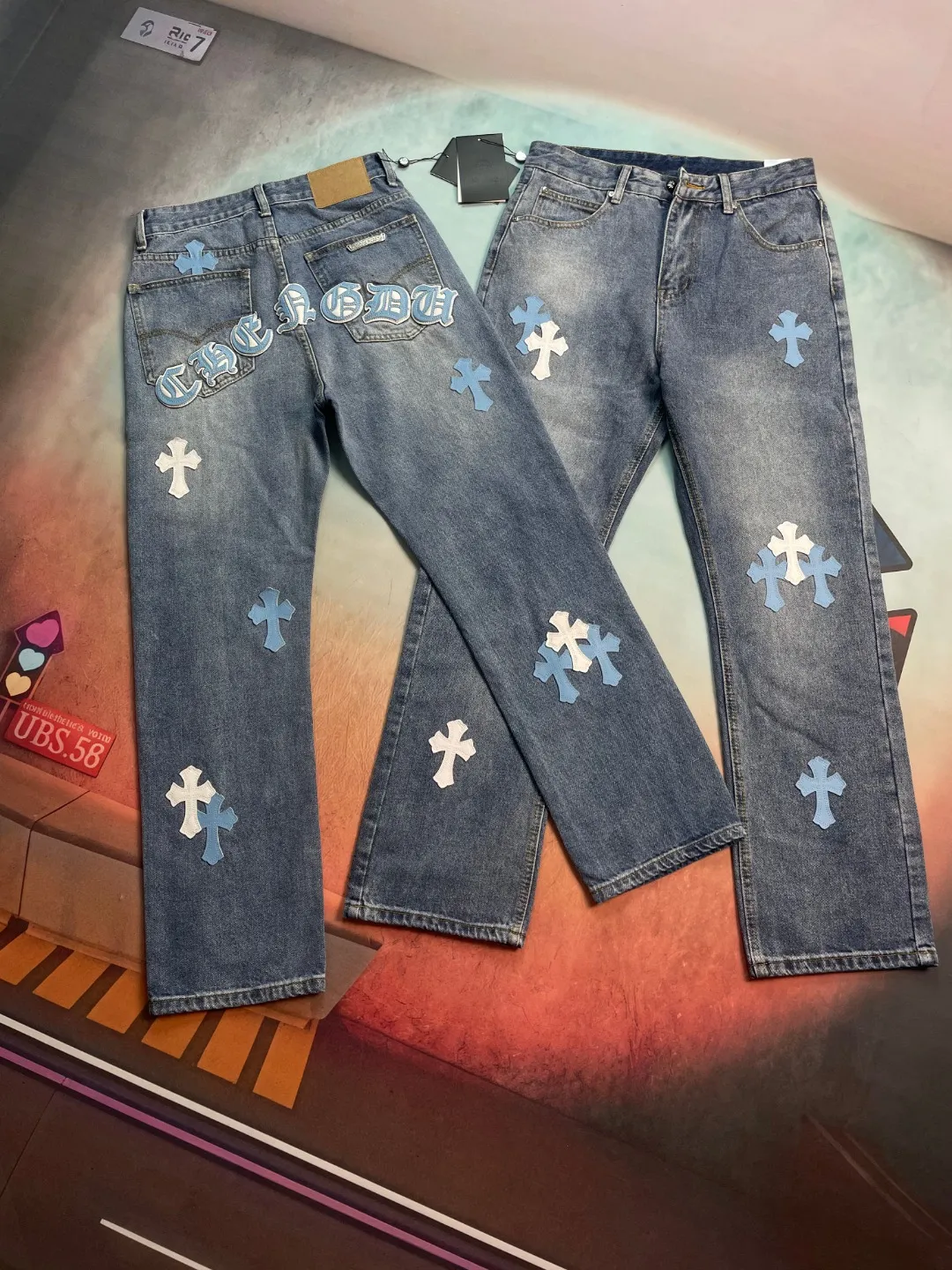 🅿️290 🔘Style number-KL162 🔘Croxin 𝐂𝐡𝐫𝐨𝐦𝐞 𝐇𝐞𝐚𝐫𝐭 city limited Sanskrit cross patch leather jeans* These Croxin city limited series jeans are a very popular limited edition in the fashion circle! It is made of classic blue denim, which has a great texture, is crisp and soft, and is extremely durable. The colorful crosses and letter patterns on the pants are so eye-catching. The crosses are available in blue and white, and are presented through exquisite craftsmanship. They have a strong three-dimensional effect and the colors are not easy to fade. The letter pattern is exquisite and paired with the cross, it is full of fashion. In terms of production technology, Croxin has always pursued perfection. The wiring is neat, the hardware accessories are customized, and the buttons, zippers, etc. all have Croxin's signature details, giving it a full sense of luxury. The straight version doesn't matter the shape of your legs. It looks good on both thick and thin legs, and it's super versatile. The matching suggestions are as follows: Street fashion style: Wear a loose white hooded sweatshirt on the upper body, a black Crow Heart leather jacket, black high-top Converse or Martin boots, and then put on a Crow Heart silver necklace or ring to look cool and handsome. Casual fashion style: Pair with a solid-color short-sleeved T-shirt, such as black, white and gray, which looks great. Wear white Nike sneakers and carry a heart-shaped crossbody bag. It is comfortable and fashionable for daily outings. Retro personality style: Wear a floral shirt tucked into the waistband, and pair with retro western boots or designer dad shoes to easily create a retro personality atmosphere. These pants are fashionable and versatile. They can also be worn as a couple's style. They are so eye-catching when out on the street! Trend lovers don’t miss it!  Size: S M L XL (28.30.32.34) Color: Blue
